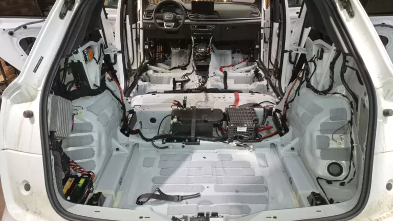 Шумоизоляция пола Audi Q5-1